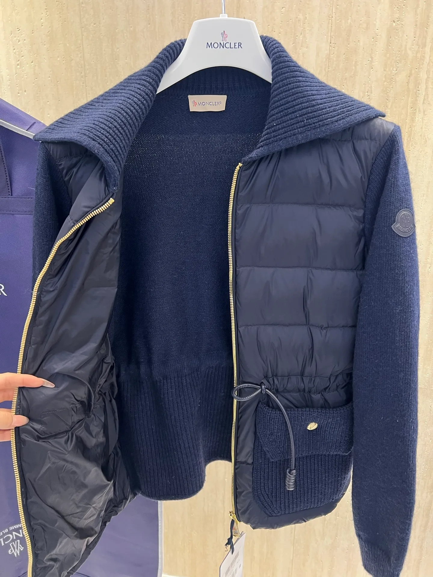 Moncler ， 。 、 、 ， 。 ：Y 6001 ：Navy Blue ，Khaki Size：SML